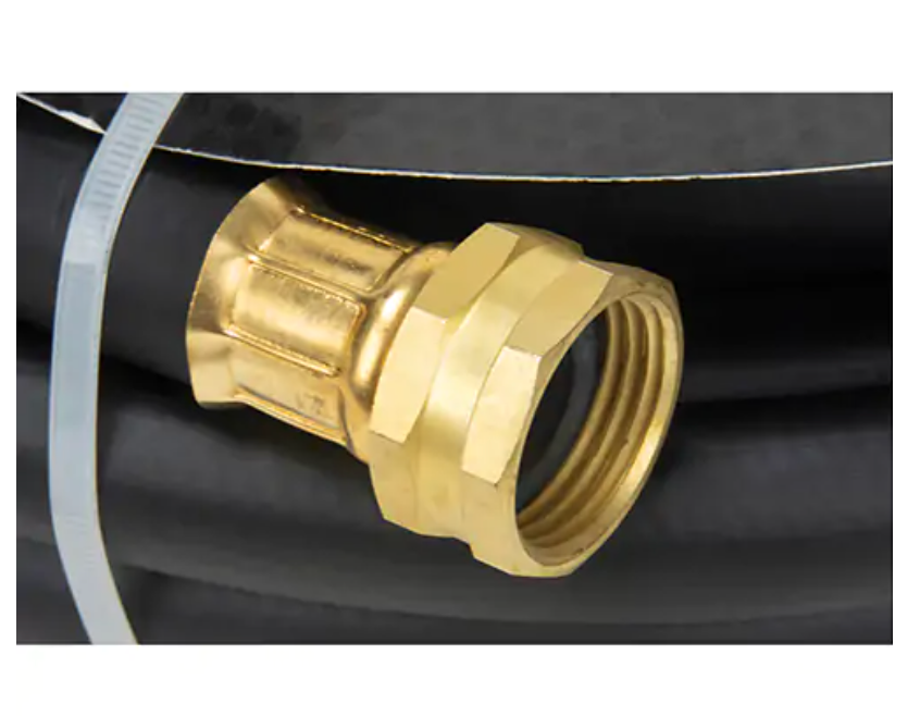 Grosse prise rapprochée d’un embout en laiton fileté, connecté à un tuyau d’arrosage noir robuste de type industriel.