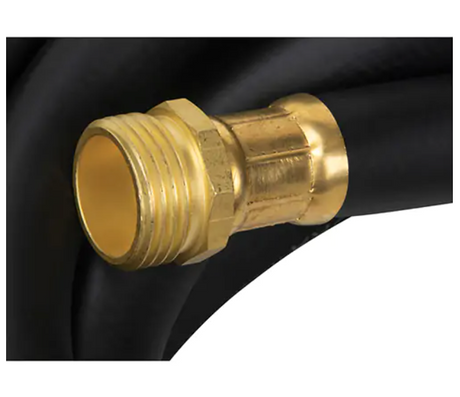 Gros plan sur un embout de tuyau d’arrosage noir, muni d’un raccord en laiton fileté de haute qualité, utilisé pour un usage professionnel.