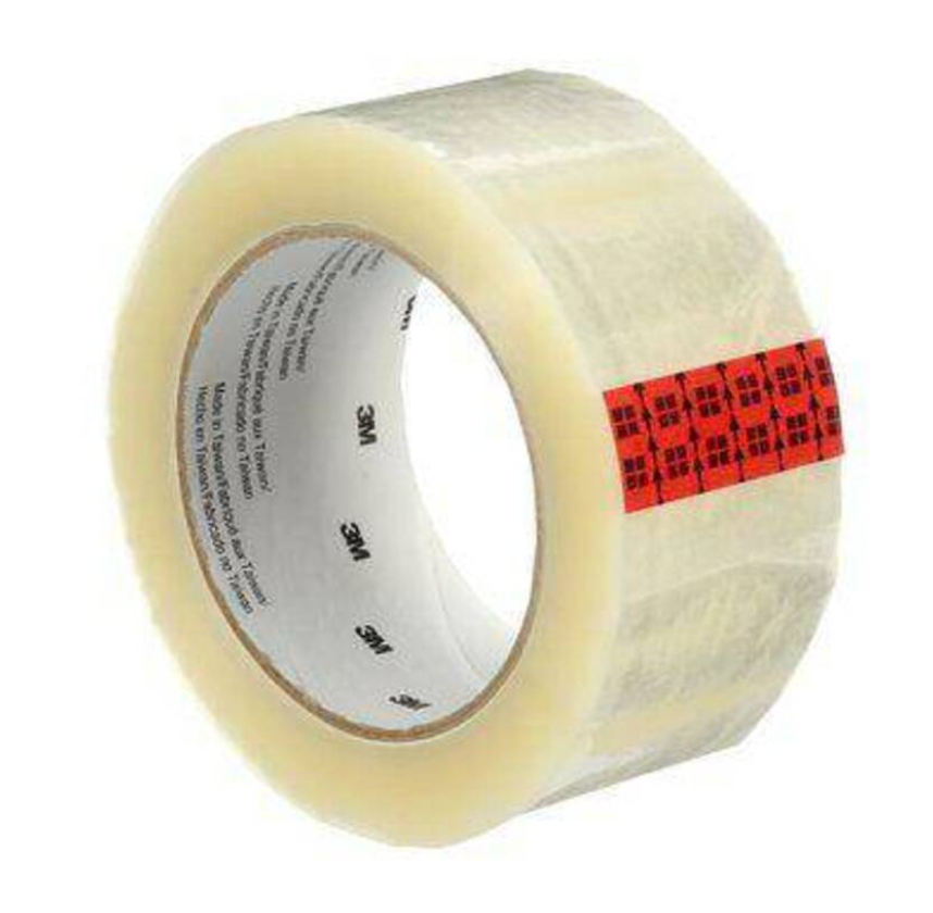 Rouleau de ruban adhésif transparent avec étiquette rouge, de marque 3M, visible à travers le centre du rouleau.