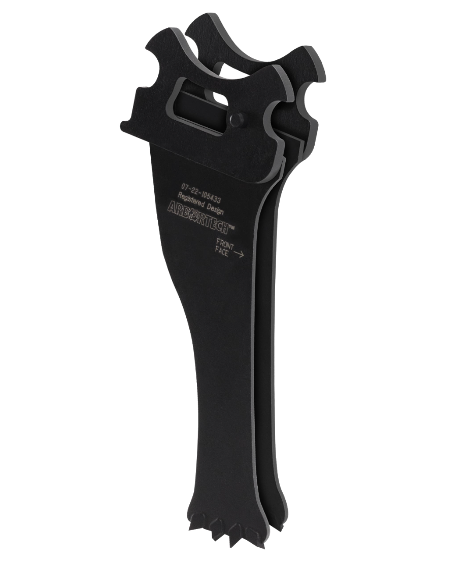 Trois lames noires empilées de la marque Arbortech, dotées d’un design dentelé à l’extrémité inférieure, conçues pour les outils de coupe spécialisés.