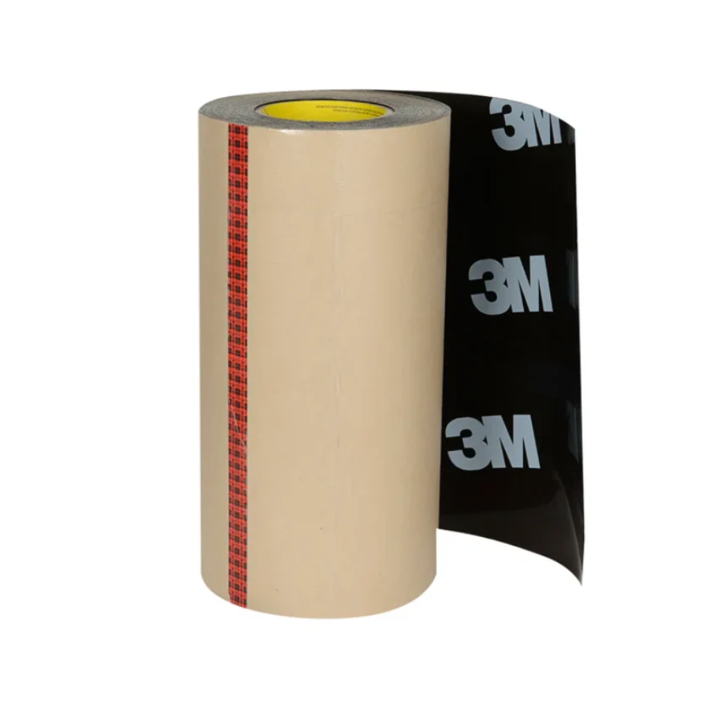 Rouleau de ruban d’étanchéité noir 3M avec doublure protectrice beige, utilisé pour les applications de protection contre l’humidité et le collage industriel.