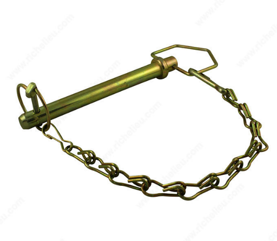 Goupille de verrouillage en métal avec chaîne de sécurité attachée, finition dorée, conçue pour maintenir en place des pièces mécaniques ou des accessoires d’attelage.