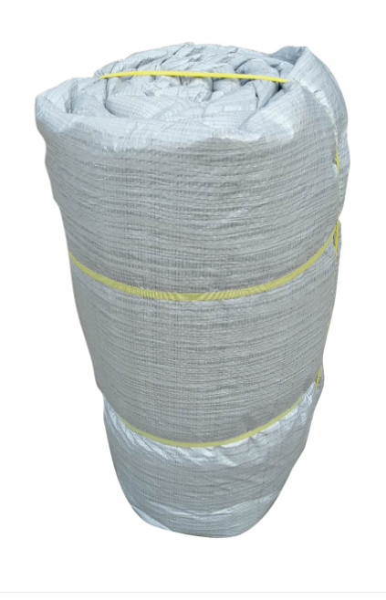 Bâche isolante - 12 pi X 20 pi enroulée, résistante et conçue pour l'isolation et la protection.