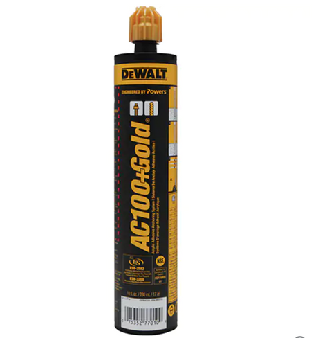 Cartouche cylindrique de colle DeWalt AC100+Gold noire avec des accents jaunes et un bouchon jaune, affichant le logo DeWalt, la mention "Engineered by Powers", ainsi que plusieurs logos de certification et un code-barres.