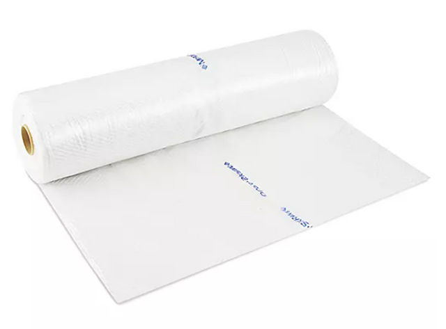 Rouleau de membrane pare-intempéries blanche de marque SIGA, partiellement déroulé, utilisé pour l’étanchéité des bâtiments.