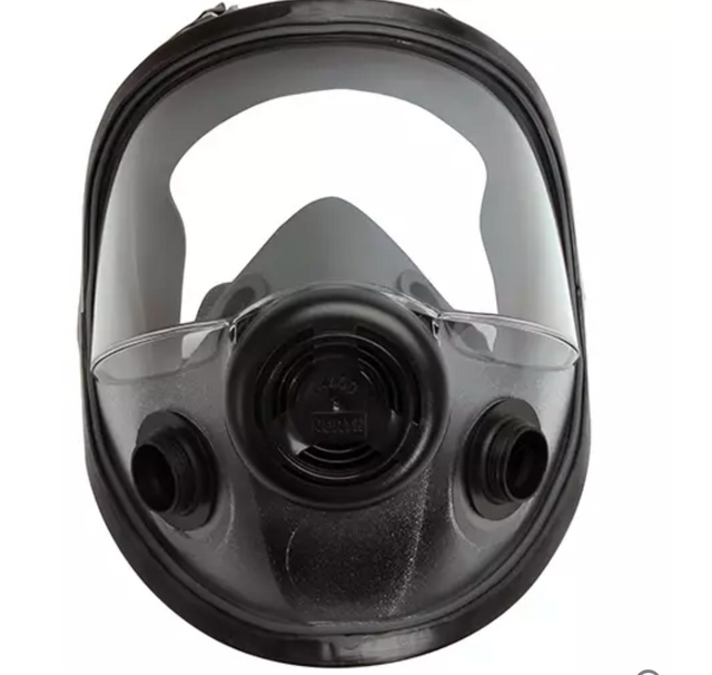 Masque facial complet de protection respiratoire, en plastique noir avec large visière transparente et deux ports de filtre sur les côtés, conçu pour un usage industriel ou en milieu à haut risque.