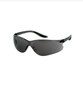 Lunettes de sécurité teintées noires avec monture légère et courbée, offrant une protection contre les rayons du soleil et les impacts en milieu industriel ou extérieur.