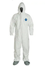 Combinaison de protection blanche en Tyvek avec capuche intégrée et fermeture éclair frontale.