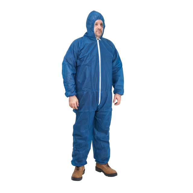 Combinaisons à capuchon, Bleu, Polypropylène porté par un homme, protection respirante et confortable en milieu de travail.