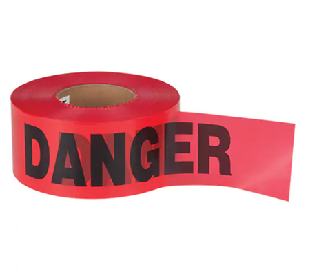 Rouleau de ruban de signalisation rouge avec l’inscription "DANGER" en lettres noires, utilisé pour délimiter les zones à risque sur les chantiers ou en milieu industriel.