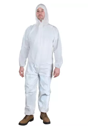 Combinaison blanche à capuchon microporeuse avec fermeture éclair et poignets élastiques, portée avec chaussures de sécurité .