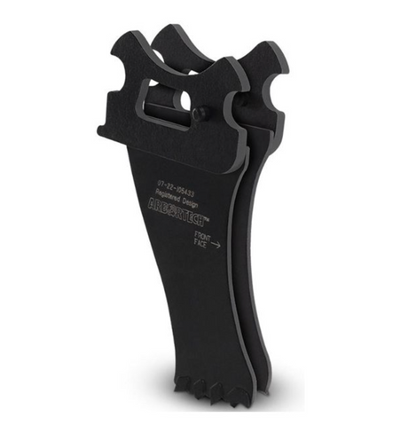 Trois lames noires empilées de type Arbortech avec dents pointues à leur extrémité inférieure, destinées à des outils de coupe spécialisés. Inscription visible : “Registered Design – FRONT FACE”.