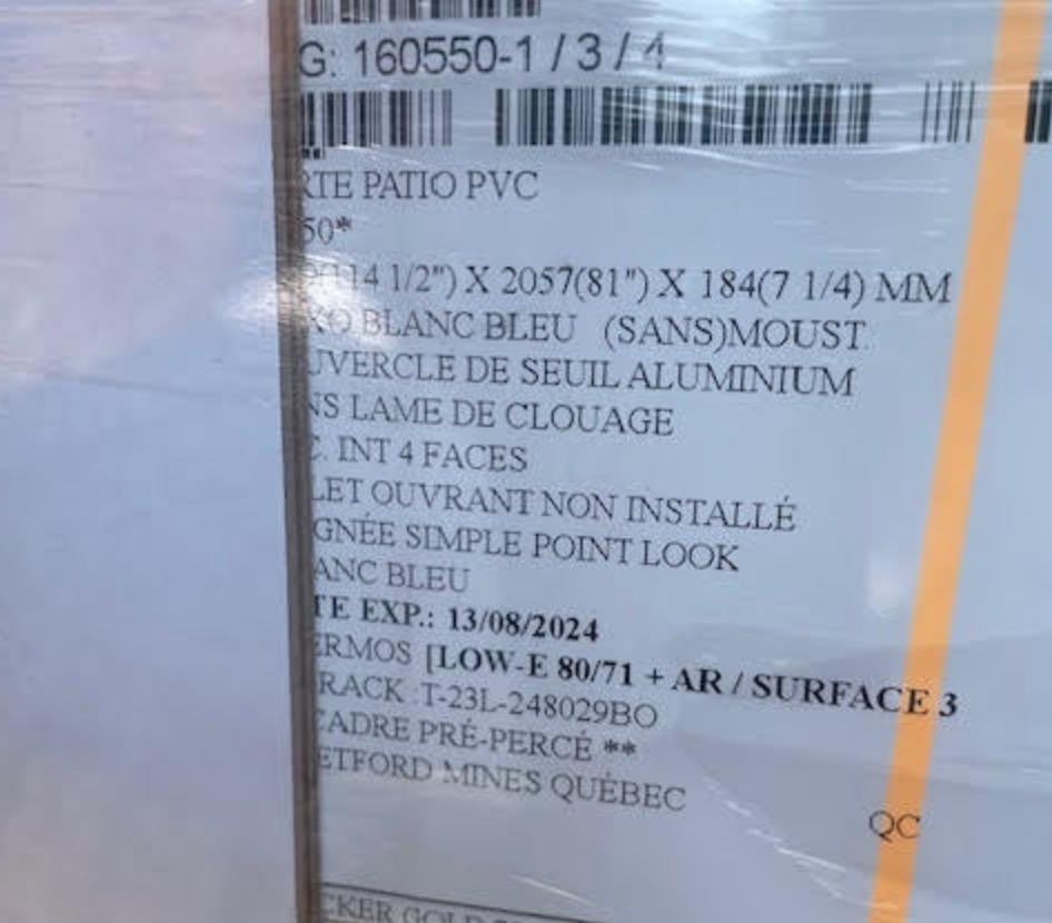 Étiquette produit pour porte patio blanche 12', détails techniques et codes barres visibles.