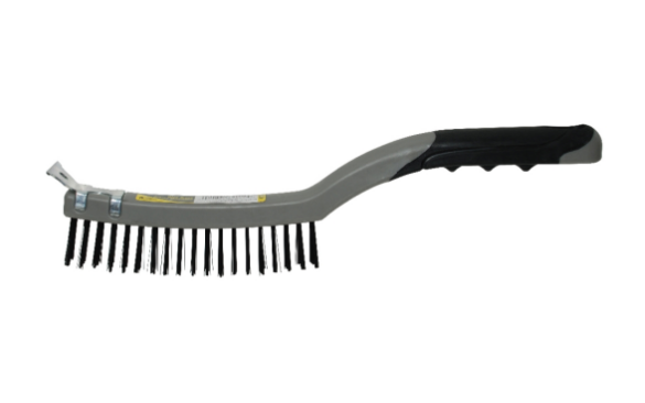 Brosse métallique à manche incurvé gris avec poignée noire antidérapante et grattoir en métal.