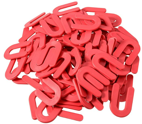 Cales en U rouges 1/8" empilées en plastique lisse.