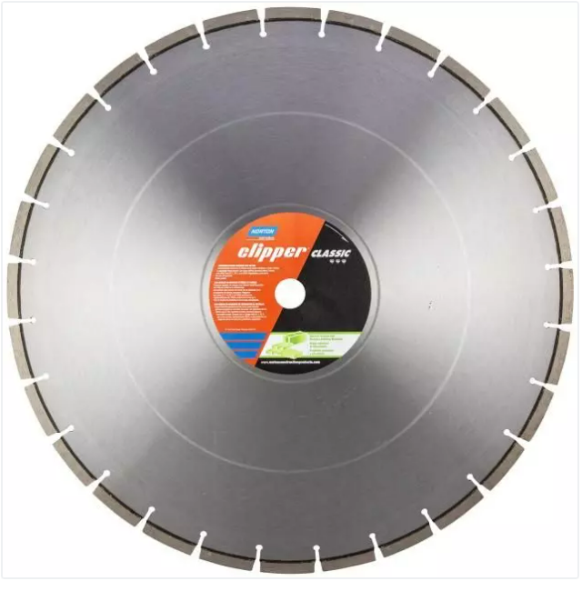 Lame de scie diamantée Norton Clipper Classic de grand diamètre, segments segmentés pour coupe de béton ou matériaux de maçonnerie, avec étiquette centrale rouge, noire et verte.