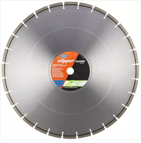 Lame de scie diamantée Norton Clipper Classic de grand diamètre, segments segmentés pour coupe de béton ou matériaux de maçonnerie, avec étiquette centrale rouge, noire et verte.