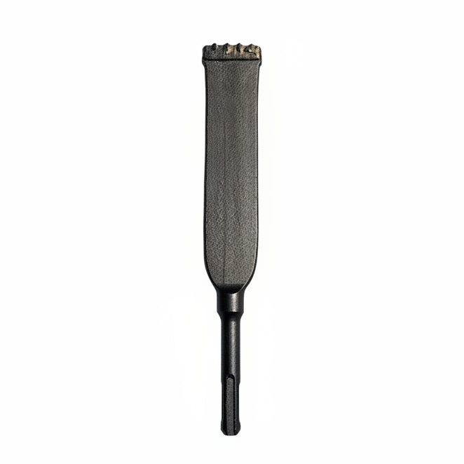 Outil à déjointer SDS Plus en carbure avec tête plate dentelée noire.