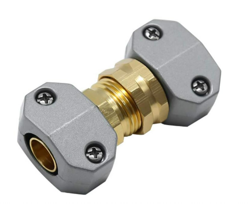 Raccord de réparation pour tuyau d'arrosage en métal doré avec embouts gris et vis apparentes.