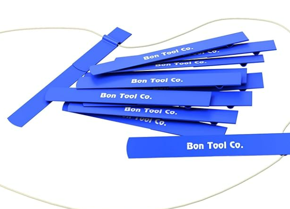 Ensemble de jauges de ligne en métal bleu de la marque Bon Tool Co., utilisées pour tendre une ligne de maçon sur des murs de briques ou de blocs, disposées en éventail avec une corde blanche.