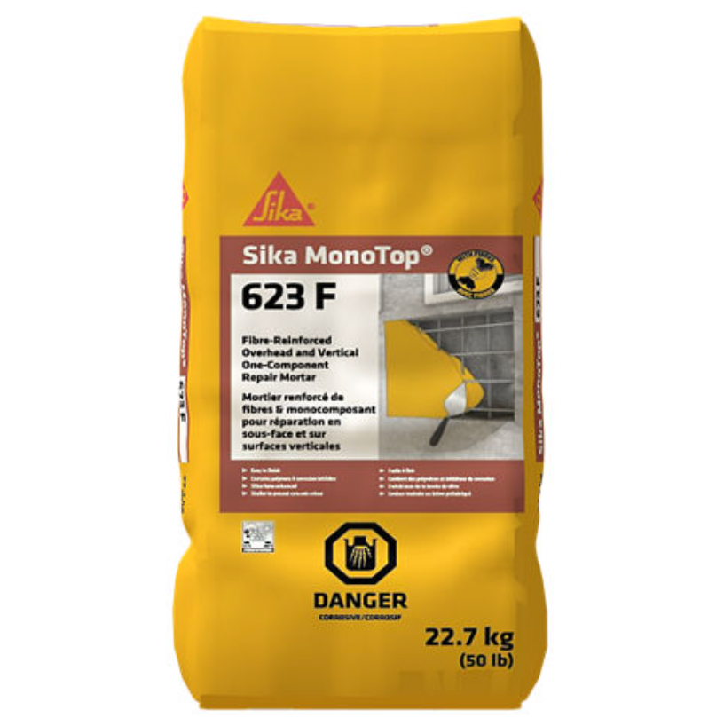 Sac de mortier de réparation Sika MonoTop 623 F de 22,7 kg (50 lb), pour surfaces verticales et en sous-face, renforcé de fibres, avec étiquette de danger corrosif.