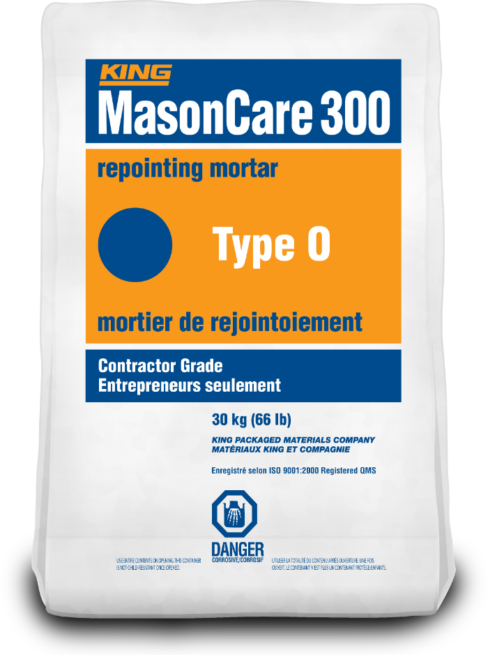 Sac de mortier de rejointoiement King MasonCare 300, Type O, poids de 30 kg (66 lb), destiné aux entrepreneurs, avec avertissement de danger en bas.
