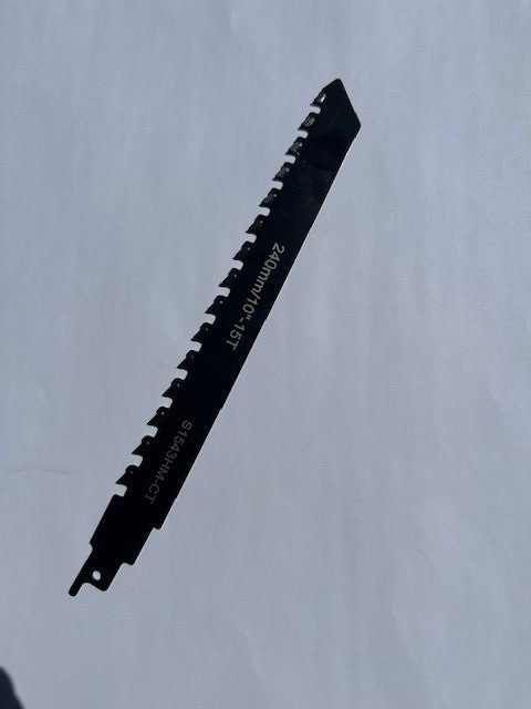 Lame de scie alternative noire de 240 mm avec 10-15 dents par pouce, modèle S1543HM-CT, conçue pour les coupes grossières dans les matériaux résistants.
