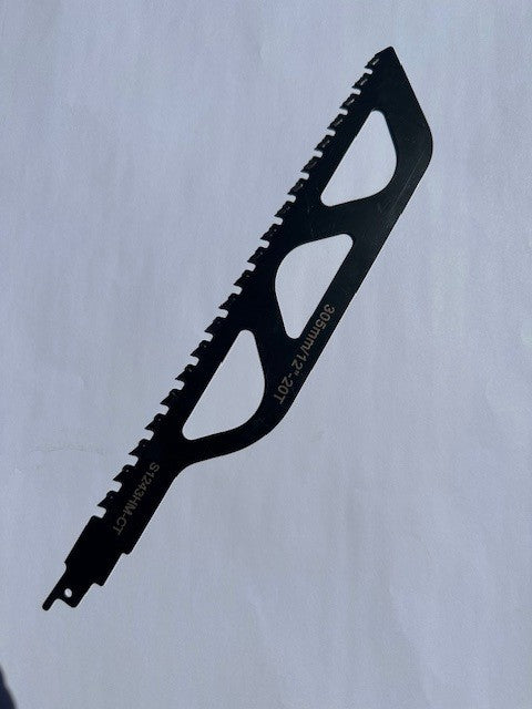 Lame noire en métal avec bord dentelé, comportant deux grandes découpes centrales. Marquages visibles : '305mm/12-20T' et '51284MGT'