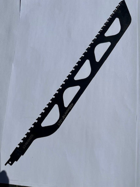 Lame de scie alternative noire avec ajourages en forme de triangle allégé, modèle S956DHM-CT, longueur de 455 mm, conçue pour la coupe rapide dans le bois ou les matériaux composites.