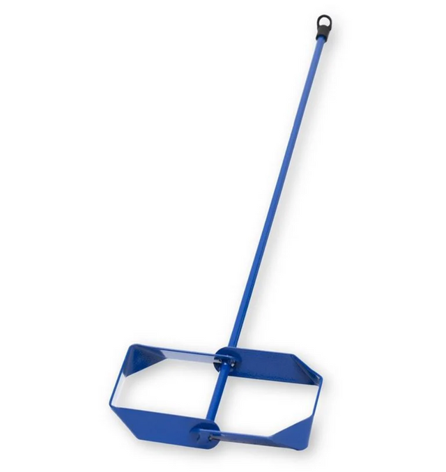 Mélangeur de mortier ou de ciment en métal bleu, muni d’une longue tige avec poignée et d’une tête rectangulaire à pales inclinées pour mélange mécanique.