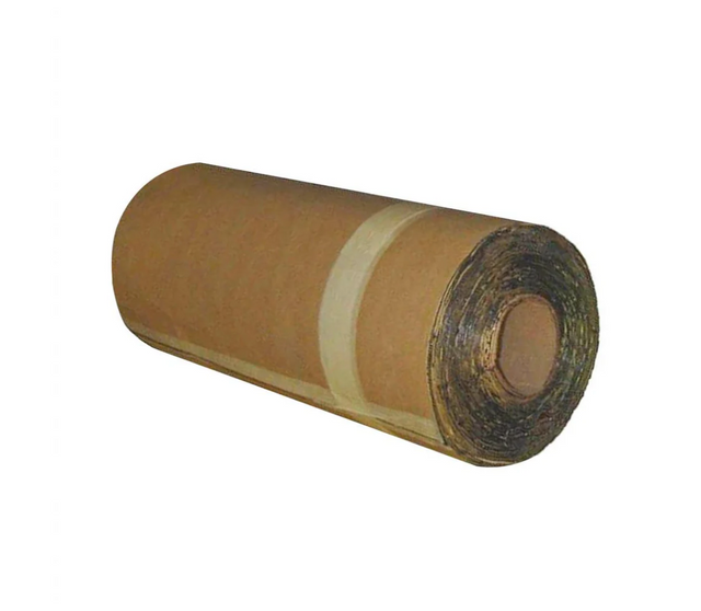 Rouleau de membrane d’étanchéité avec surface bitumineuse noire, recouvert d’un papier protecteur brun, utilisé pour l’imperméabilisation des fondations ou toitures.