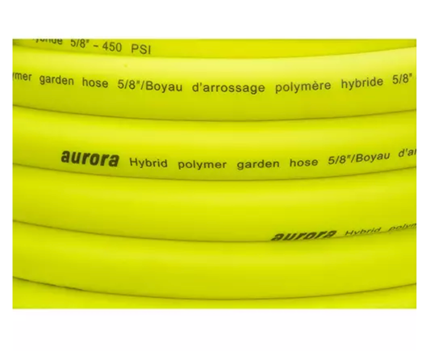 Boyau d’arrosage jaune enroulé de marque Aurora, avec l’inscription visible "Hybrid polymer garden hose 5/8'' / Boyau d’arrosage polymère hybride 5/8''" imprimée le long du tuyau.