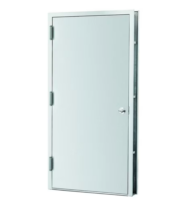 Porte d'accès en métal de couleur gris pâle, avec charnières visibles sur le côté gauche et poignée ronde sur la droite, conçue pour une installation murale intérieure.