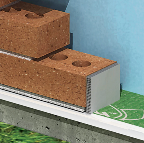Coupe illustrée d’un mur de maçonnerie montrant l’installation de briques creuses sur un support de fondation, avec membrane étanche, grillage métallique et pare-air/pare-vapeur en arrière-plan.
