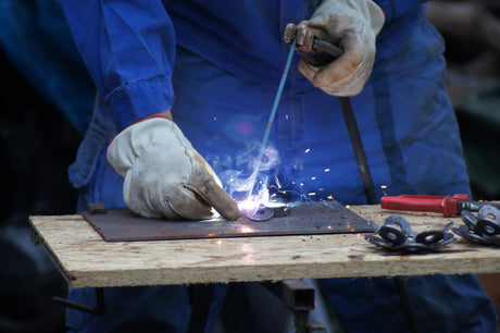 Guide des EPI de soudage : casques, gants et vêtements ignifuges