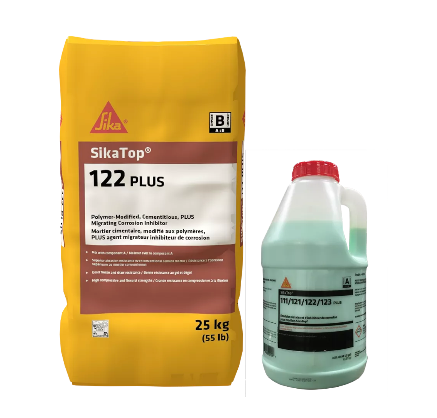 Ensemble SikaTop 122 PLUS composé d’un sac de 25 kg (55 lb) de mortier cimentaire modifié aux polymères et d’un bidon de composant liquide, pour réparation structurale avec inhibiteur de corrosion.