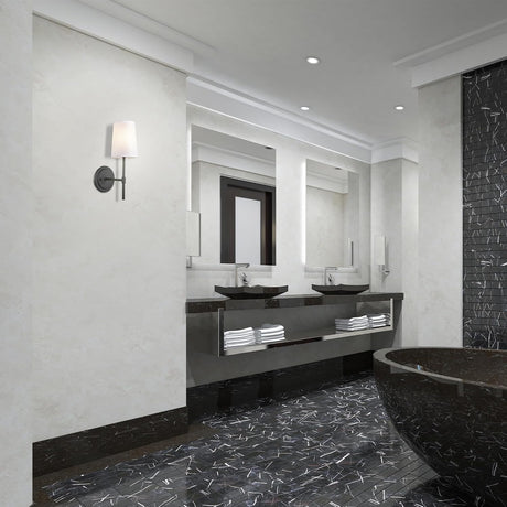 Applique murale noire à abat-jour blanc dans une salle de bain moderne en marbre foncé