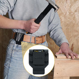 Porte-outils magnétique MELOTOUGH à la ceinture d'un charpentier tenant un marteau et des clous