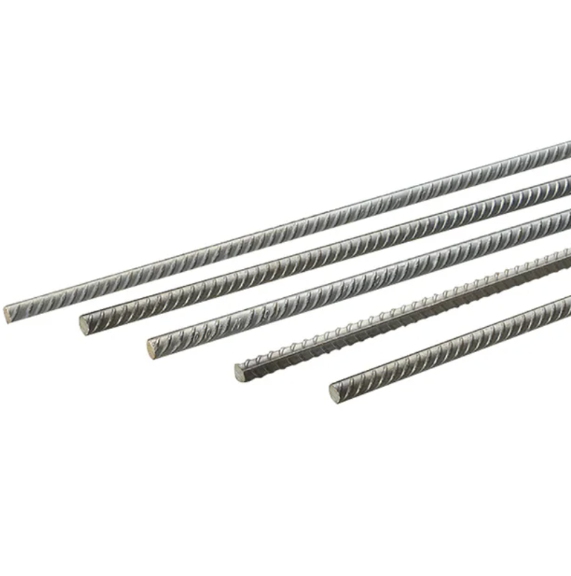 Barres d’armature en acier nervuré de différents diamètres, alignées en diagonale, utilisées pour le renforcement du béton dans les constructions de maçonnerie.