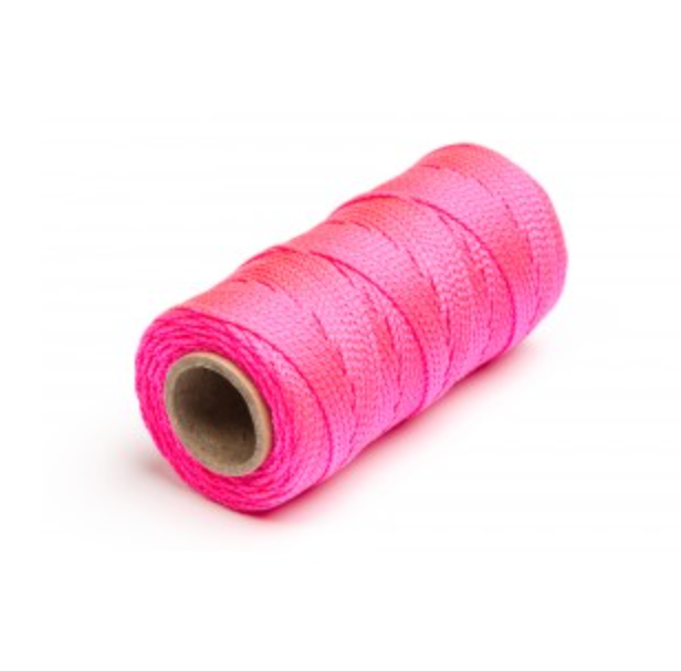Corde de maçon 500' rose en nylon tressé, 168 m, offrant force et élasticité, vendue en rouleau.