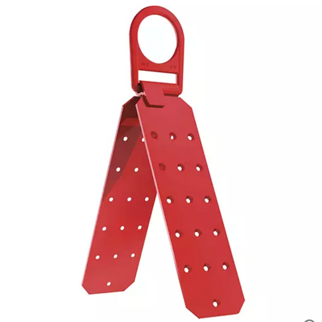 Dispositif de verrouillage en acier rouge pour consignation (lockout/tagout), avec plusieurs orifices permettant l'ajout de plusieurs cadenas de sécurité, conçu pour bloquer l'accès à une source d'énergie pendant l'entretien.