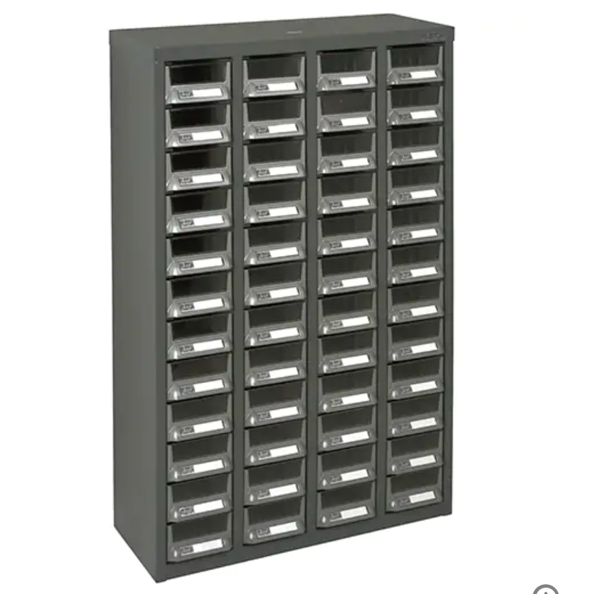 Casiers pour pièces KPC-400 en acier galvanisé avec 48 tiroirs robustes gris et étiquettes protectrices.