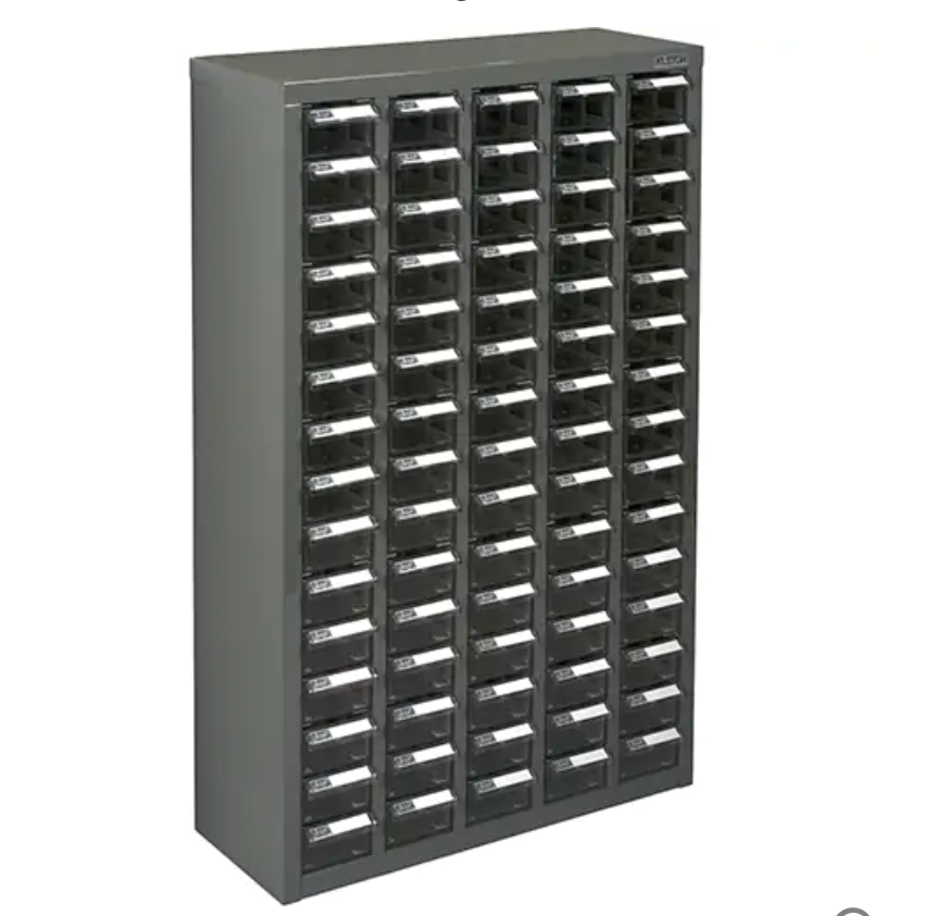 Casiers pour pièces KPC-600 en acier galvanisé avec tiroirs robustes gris et étiquettes protégées en plastique.