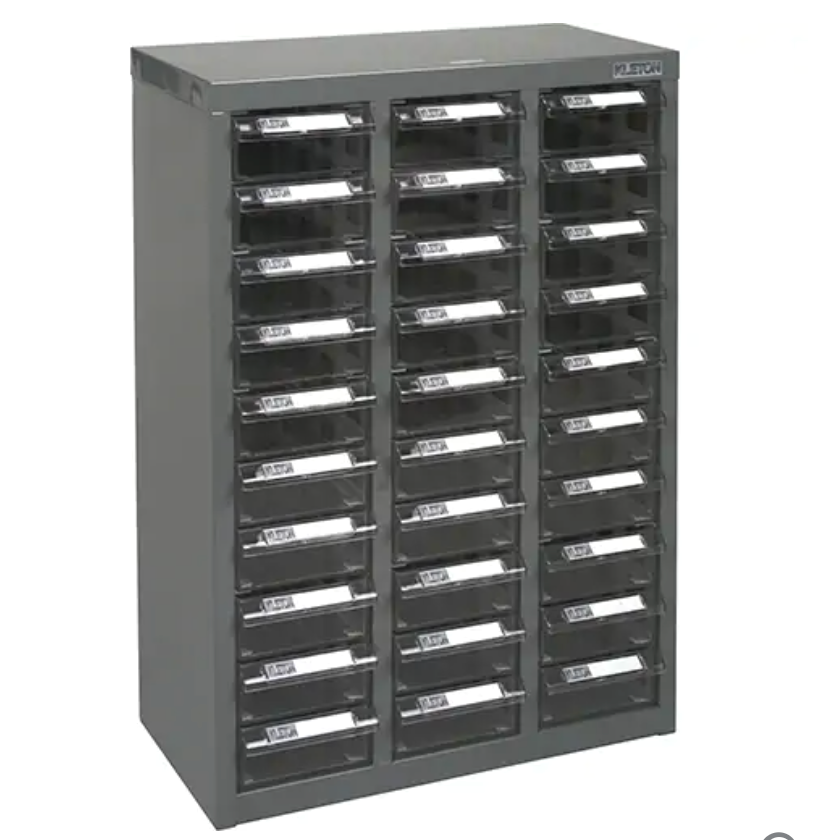 Casiers pour pièces KPC-700 en acier galvanisé gris avec 30 tiroirs robustes et étiquettes avec protecteurs plastiques.