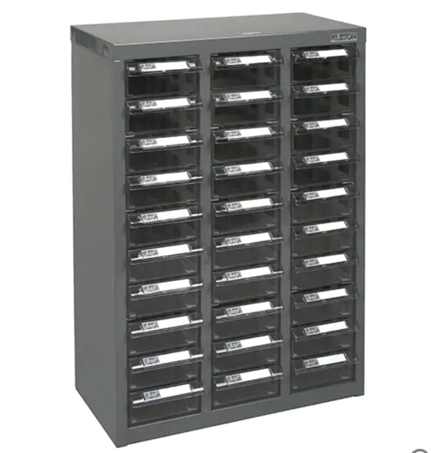 Casiers pour pièces KPC-700 en acier galvanisé gris avec 30 tiroirs robustes et étiquettes avec protecteurs plastiques.