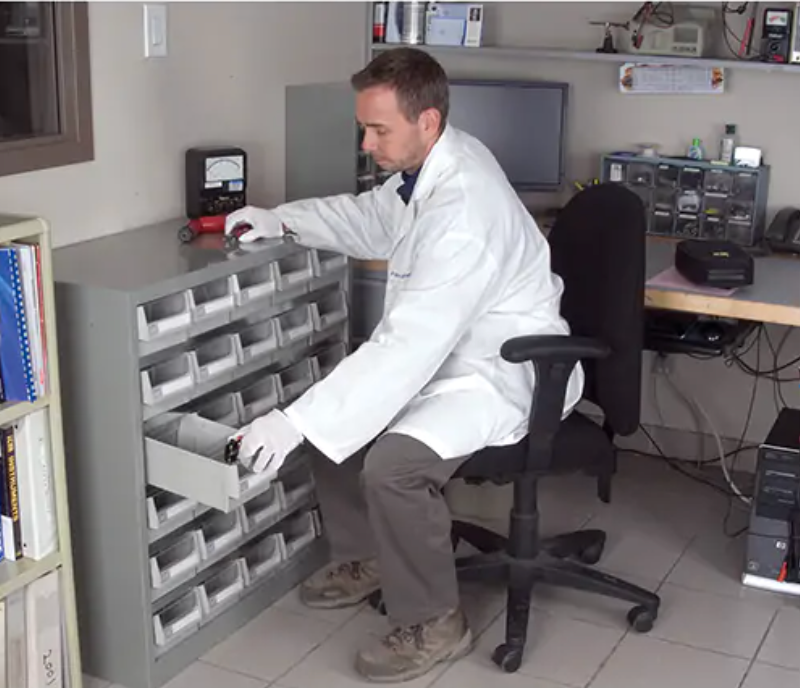 Casier robuste pour pièces KPC-HD gris avec 30 tiroirs en acier galvanisé utilisé pour rangement atelier.