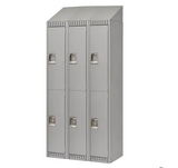 Casiers assemblés, 2 niveaux, Acier, Gris, Rivet (assemblé) avec portes doubles et poignées inox de sécurité.