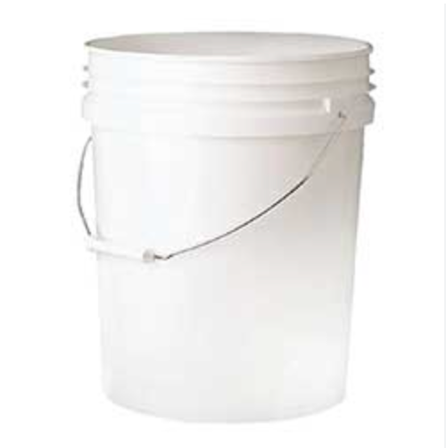 Seau blanc en plastique avec anse métallique, design simple et fonctionnel.