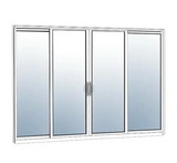 Porte-patio coulissante à quatre panneaux vitrés, encadrement blanc en aluminium ou PVC, avec poignées centrales.