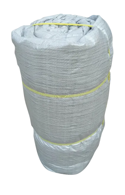 Bâche isolante - 12 pi X 20 pi enroulée, résistante et conçue pour l'isolation et la protection.